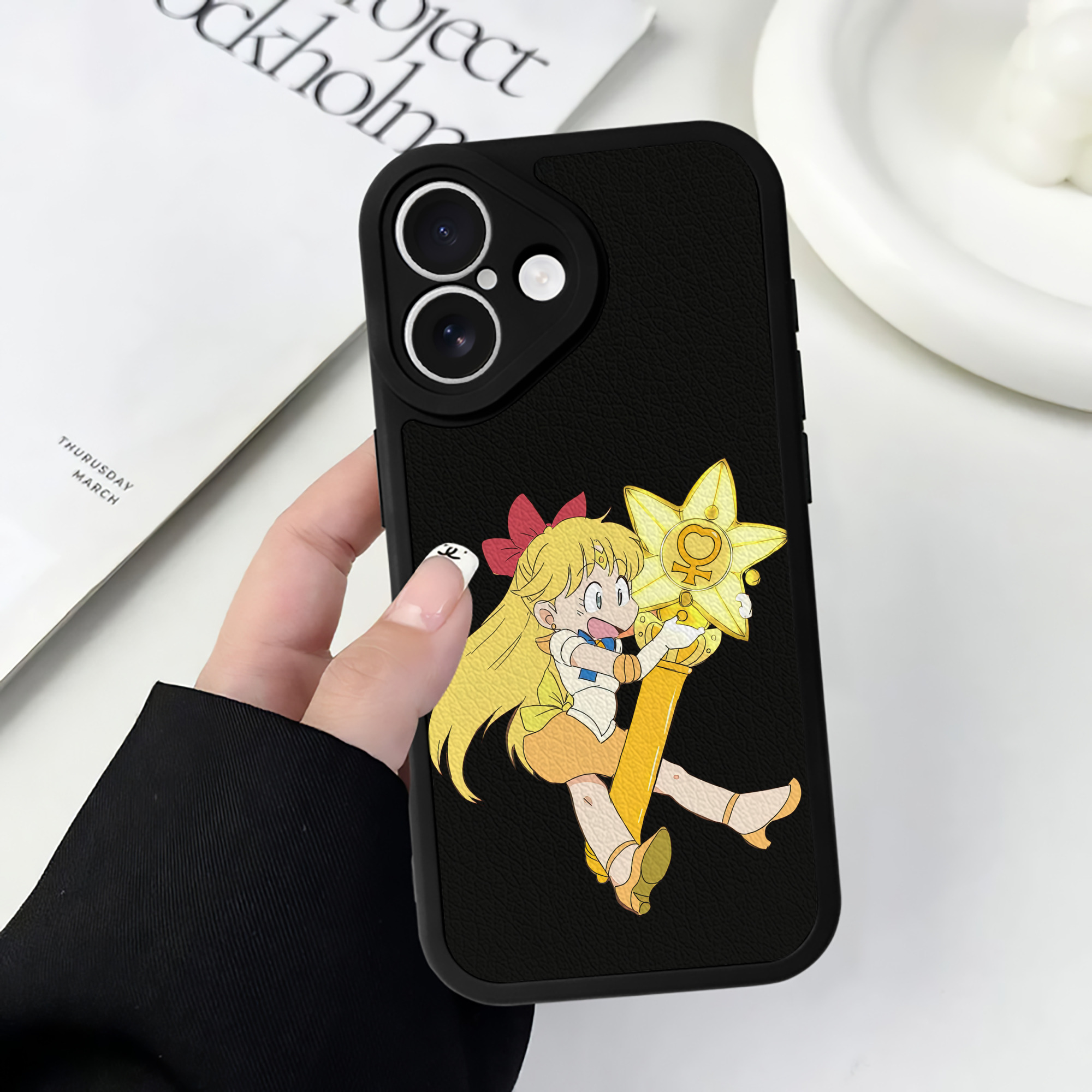 （画像用） 美少女戦士セーラームーン 愛野 美奈子 あいの みなこ Sailor Moon Aino Minako 【iPhone 16シリーズ対応】シリコンスマホケース（レザー調） 材質：シリコン